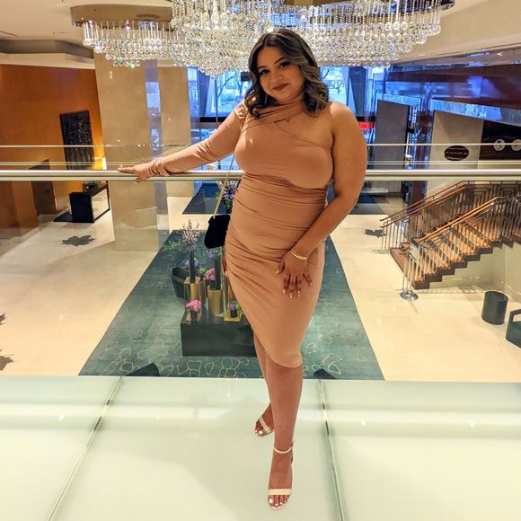 Meet your Posher, Navina - Picture 1 of 1